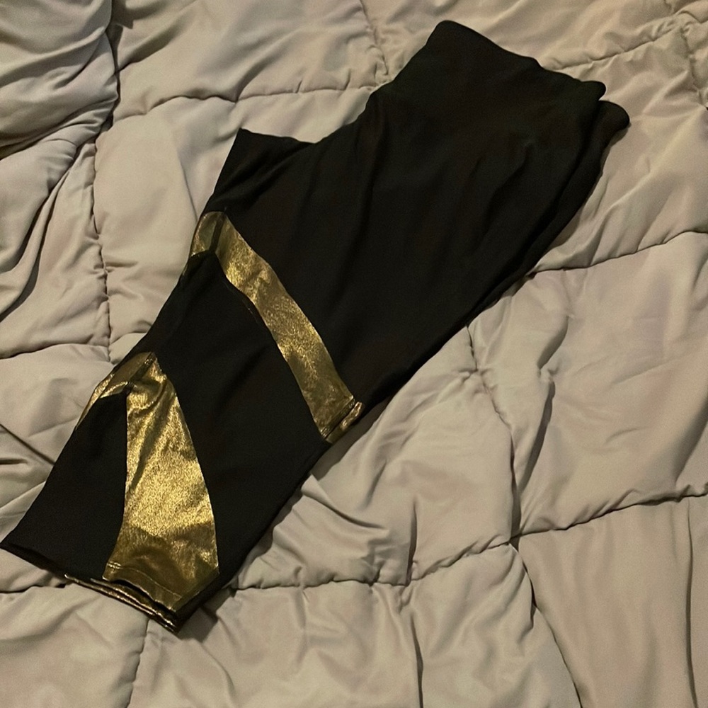 xersion plus size 2X black Capri with shiny gold strips work out pants